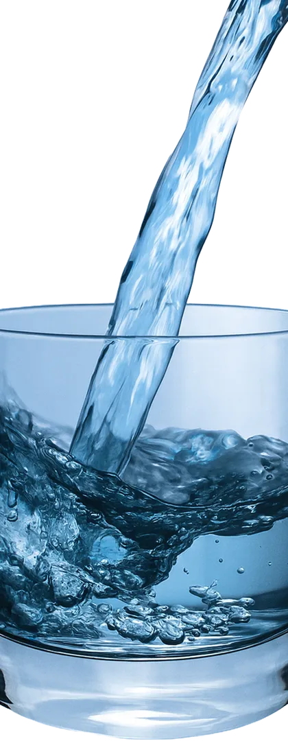 Vaso de agua limpia, resultado del tratamiento de agua de BlueDrop SRL en Santo Domingo